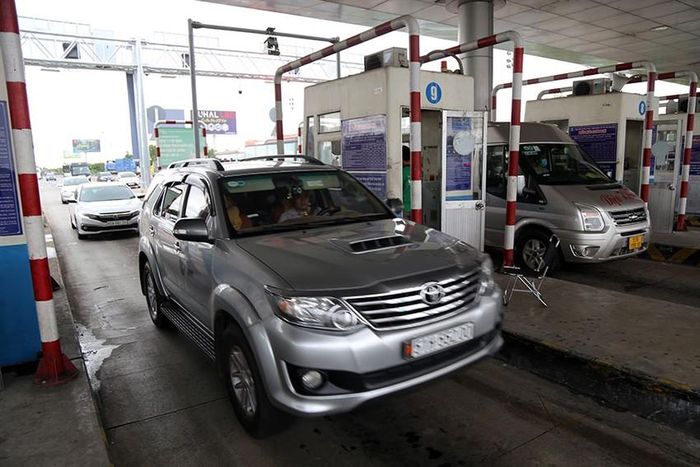 Ô tô có dán thẻ thu phí không dừng (ETC) lưu thông qua trạm thu phí trên cao tốc TP.HCM - Long Thành - Dầu Giây. Ảnh: HOÀNG GIANG