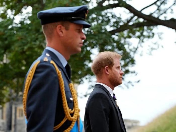 Hoàng tử Harry và Hoàng tử William theo xe tang chở linh cữu của Nữ hoàng Elizabeth II di chuyển về phía Nhà nguyệnThánh George vào ngày 19/9/2022, tại Windsor, Anh