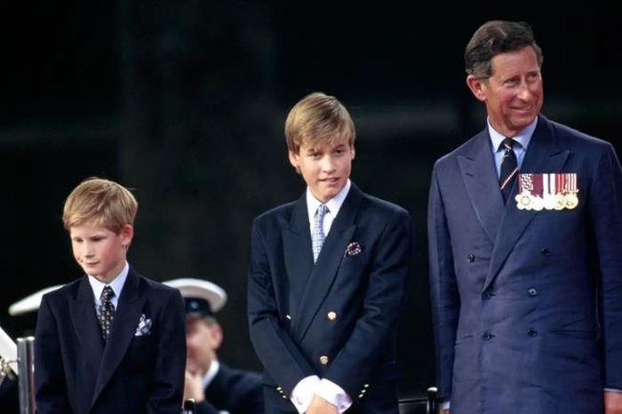 Vua Charles III (bìa phải) cùng Hoàng tử Harry (bìa trái) và Hoàng tử William năm 1994