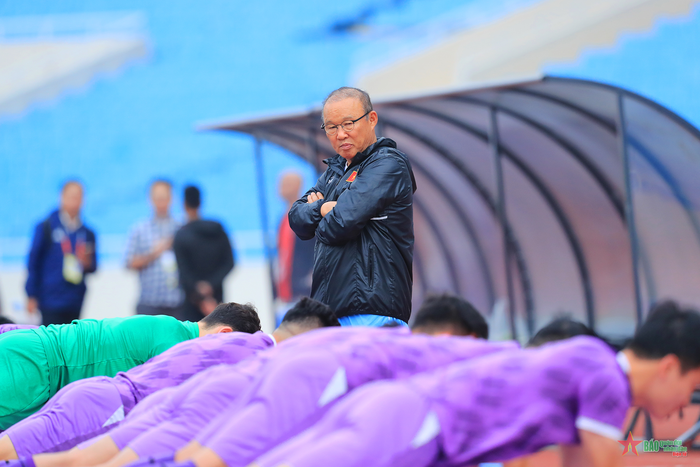Như thường lệ huấn luyện viên Park Hang-seo luôn theo sát các học trò. Ảnh: TUẤN HUY. 
