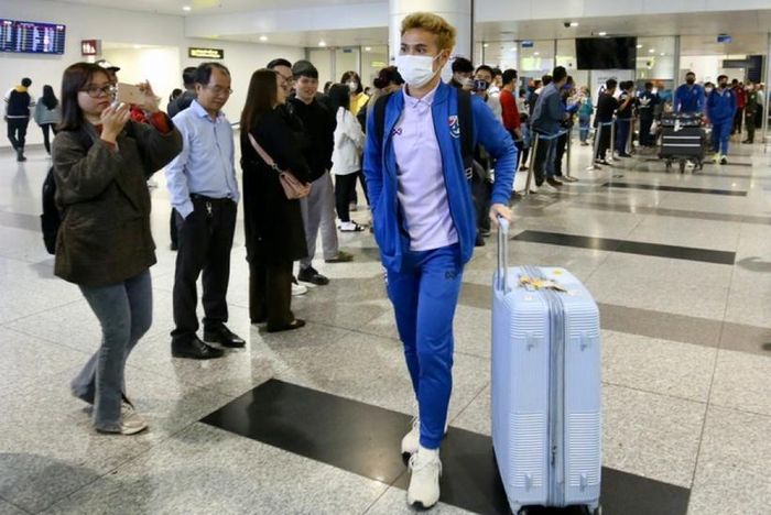 Thủ quân Thái Lan Theerathon tại sân bay Nội Bài tối 11/1 