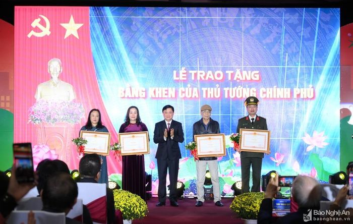 Mr. Thai Thanh Quy - Secretary of the Provincial Party Committee awards the Prime Minister's Certificate of Merit to collectives and individuals. Photo: Thanh Cuong