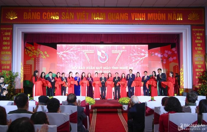 Mr. Le Quoc Minh - Member of the Party Central Committee, Editor-in-Chief of the People's Newspaper, Deputy Head of the Party Central Committee Commission of Popularization and Education, Chairman of the Vietnam Journalists’ Association; Mr. Thai Thanh Quy - Member of the Central Committee of the Party, Secretary of the Provincial Party Committee, Head of the Provincial National Assembly Delegation, Chairman of the Provincial People's Council; Mr. Hoang Nghia Hieu - Deputy Secretary of the Provincial Party Committee, Head of the Steering Committee of the Golden Hammer and Sickle Awards of Nghe An province and the leaders of the province, the Nghe An Journalists Association cut the ribbons to open the 2023 Spring Press Festival. Photo: Thanh Cuong