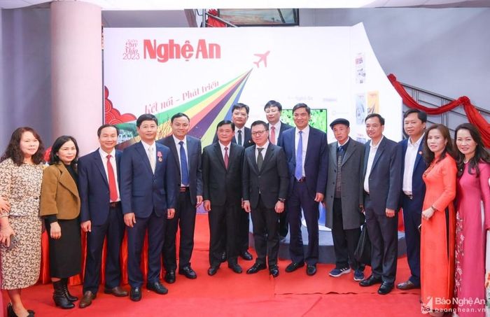 Leaders visit Nghe An Newspaper’s booth at the 2023 Spring Press Festival. Photo: Thanh Cuong