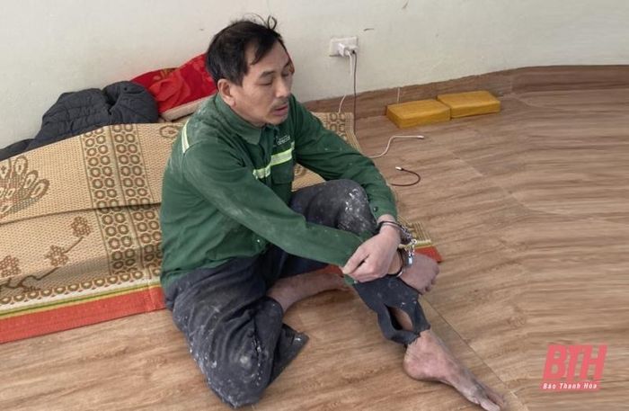 Đối tượng Lê Văn Chinh bị lực lượng chức năng bắt giữ tại nhà trọ nơi đối tượng lẩn trốn.