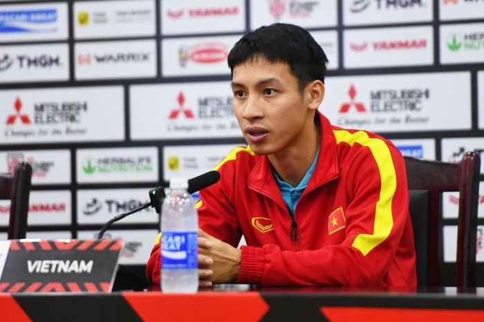 Đội trưởng Đỗ Hùng Dũng tham gia buổi họp báo trước trận chung kết.