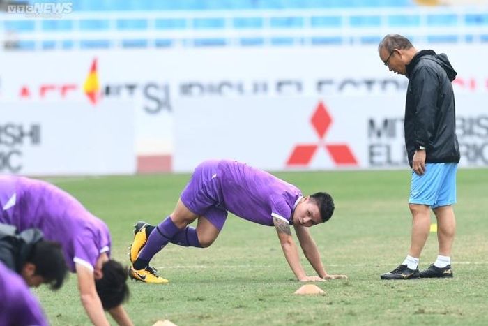 Quang Hải dường như vẫn có dấu hiệu đau nhẹ ở vùng đùi. Tiền vệ mang áo số 19 của ĐT Việt Nam không có phong độ cao nhất ở AFF Cup 2022.