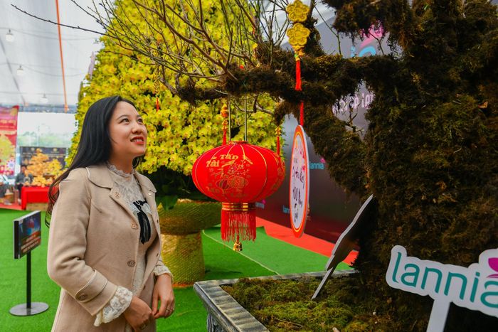  Chị Phương, khách tham quan hội chợ hoa, nhận xét cây đào có dáng khá độc đáo "Theo kinh nghiệm cá nhân, tôi nghĩ cây đào quý này sẽ mang lại rất nhiều tài lộc cho người sở hữu", chị nói. 