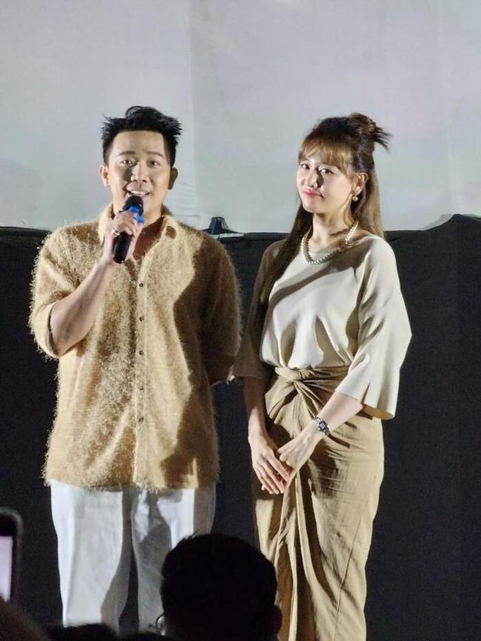 Trấn Thành - Hari Won xuất hiện trong tiệc cuối năm