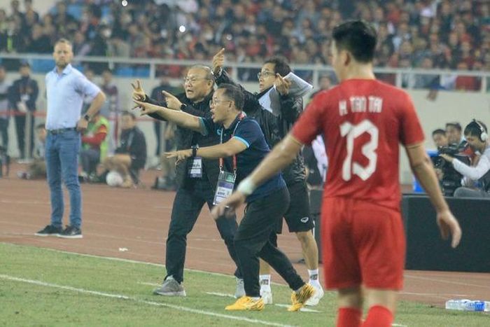 Ông Park chỉ đạo học trò trong trận hòa 2-2 trước Thái Lan ở chung kết lượt đi AFF Cup 2022 - ảnh Hoàng Linh