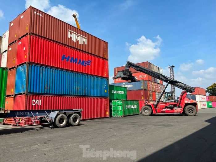 Bất ngờ cảng xuất nhập khẩu hàng hóa ở TPHCM ngày cuối năm - Báo Tiền Phong