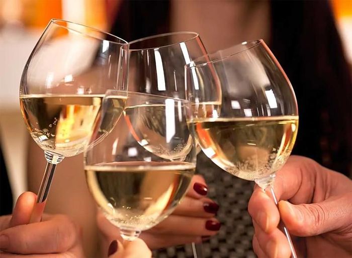 Mọi người dễ uống nhiều hơn khi vui và màn đêm buông xuống. Ảnh minh họa: Eatthis