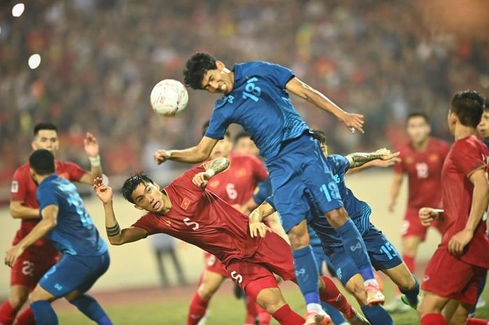Sau tình huống này Văn Thanh tung cú sút tuyệt đẹp quân bình 2-2, mở ra hy vọng cho đội tuyển Việt Nam trước lượt về. Ảnh: HẢI THỊNH 