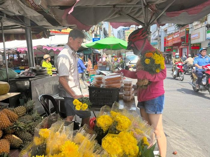 Hơn 12 giờ trưa một người dân ghé chợ Tân Định mua xôi chè 