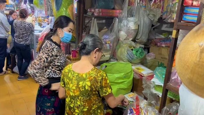Khoảng 10 giờ tại chợ Hòa Hưng, một khách hàng cho biết do không có thời gian nên bây giờ mới mua áo giấy đồ cúng ông Táo