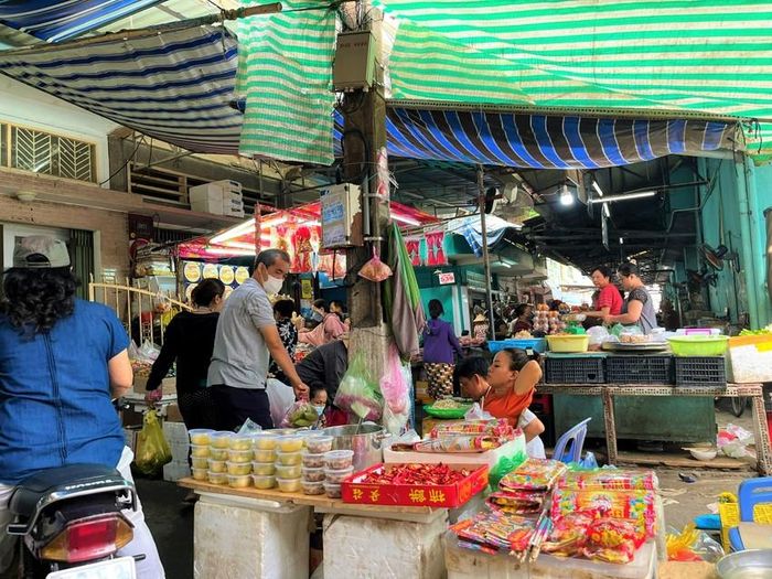 Một điểm bán chè xôi, đồ cúng ông Táo bên trong chợ Hòa Hưng rao mời khách mua 