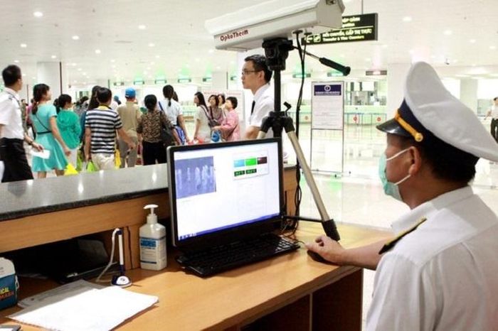 CDC Hà Nội tăng cường kiểm dịch y tế quốc tế, kiểm soát hành khách nhập cảnh từ các vùng có dịch, ổ dịch cũ. Ảnh: SYT HN.