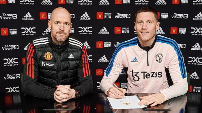 Wout Weghorst trong ngày ký hợp đồng với MU.