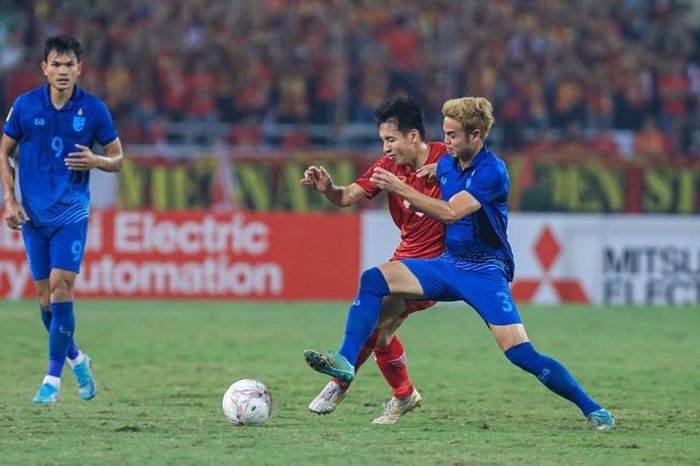 Bunmathan khiến hàng tiền vệ đội tuyển Việt Nam hôm 13/1 chơi dưới sức mình. Ảnh: Hoàng Linh