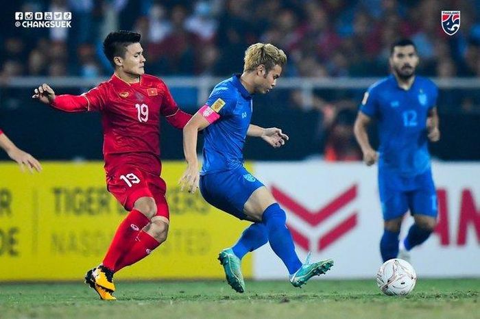 Quang Hải lu mờ toàn tập so với Bunmathan, dù ở kỳ AFF Cup trước, Quang Hải có màn thể hiện không tồi. Ảnh: Changsuek