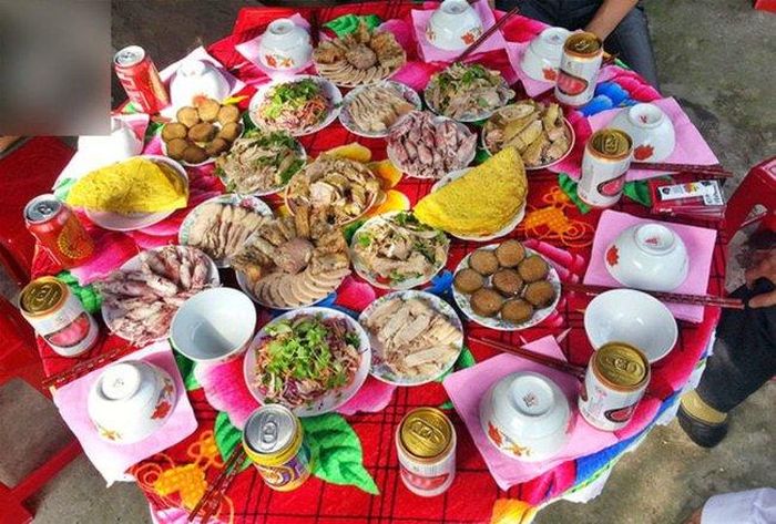 Các món ăn trong mâm cỗ ngày Tết cổ truyền của người miền Trung thường được bày trên chiếc bàn tròn. Ảnh: Internet