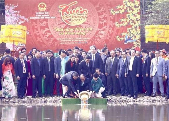  President Nguyen Xuan Phuc and representatives of the overseas Vietnamese attend the Homeland Spring 2023 programme release carps on January 14 (Photo: VNA)