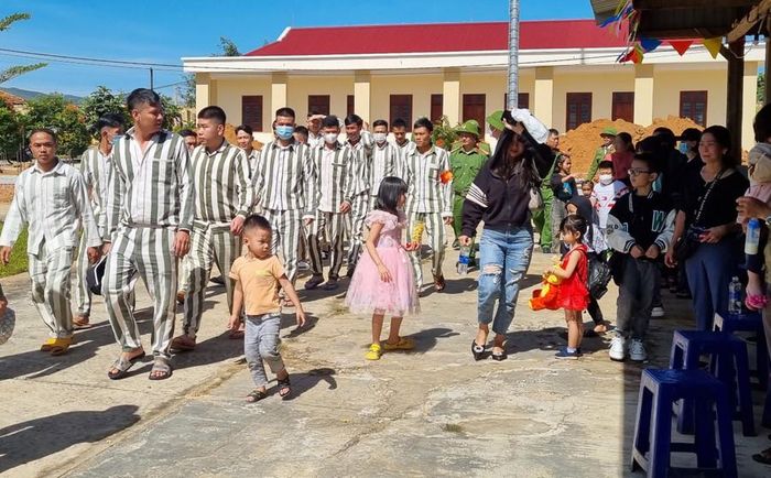 Đại diện người thân của phạm nhân cũng được mời đến tham gia bữa cơm Tất niên tại Trại giam Gia Trung. Ảnh: Hà Phương