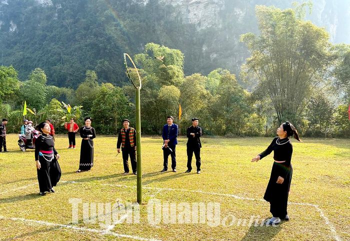 Người dân xã Thượng Lâm, huyện Lâm Bình chơi đánh yến.