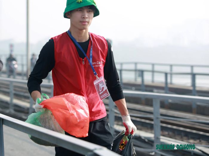 Theo các tình nguyện viên, nhiều người dân rất vui vẻ giao cá và túi nilon cho nhóm, thậm chí có người còn chia lộc cúng, nhưng bên cạnh đó cũng có nhiều người vẫn thả cả cá và túi nilon cùng đồ thờ xuống sông. "Hi vọng người dân sẽ dần dần thay đổi ý thức và hành động để góp phần bảo vệ môi trường và giữ gìn hình ảnh một Hà Nội văn minh, sạch đẹp”, một tình nguyện viên nhóm Cá Chép cho biết.