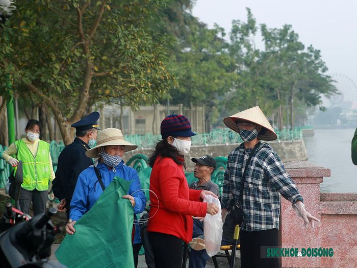Hội phụ nữ tham gia nhắc nhở và hướng dẫn người dân "Thả cá đừng thả túi nilon".
