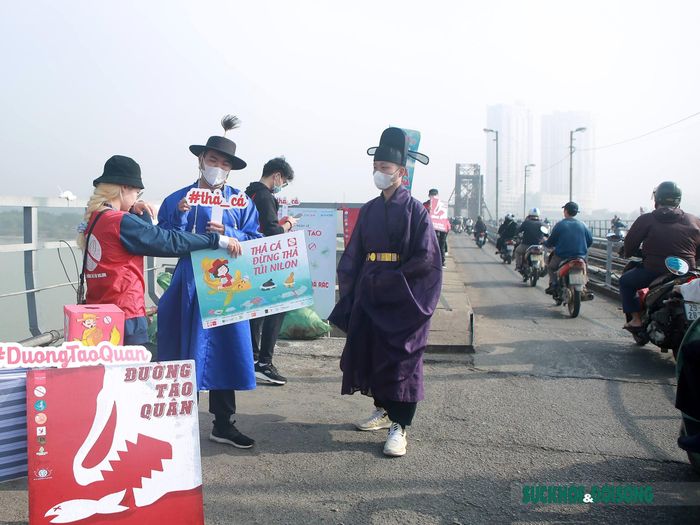 Với mong muốn nâng cao nhận thức của người dân về tác hại của rác thải nhựa trong ngày lễ ông Công ông Táo, nhóm bạn trẻ Hà Nội đã làm các biển bảng để tuyên truyền người dân "Thả cá đừng thả túi nilon".