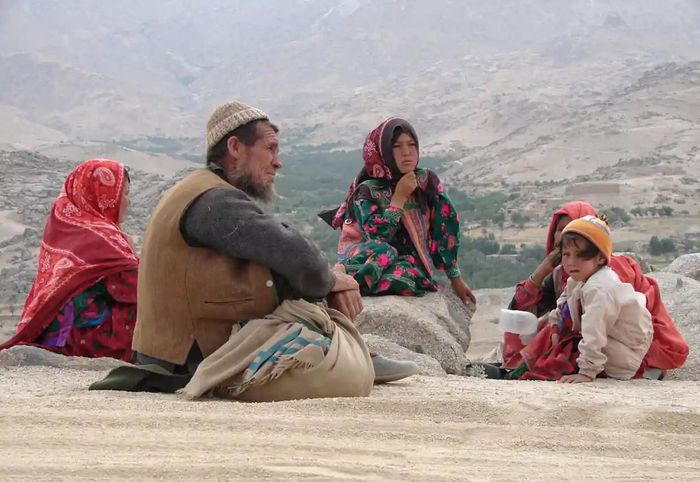  Ali đã gặp Yusuf - cư dân Afghanistan - và gia đình anh ở Nili, thủ phủ của tỉnh Daikundi. "Tôi thấy họ rửa mặt và bắt tay (Yusuf) - người đang đi bộ từ thung lũng Charsad Khana, ở quận Miramor. Cả gia đình anh đã đi bộ suốt 14 ngày vì bị chiếm đoạt đất đai và chính phủ tham nhũng khiến họ trở thành nạn nhân”, Ali chia sẻ. 