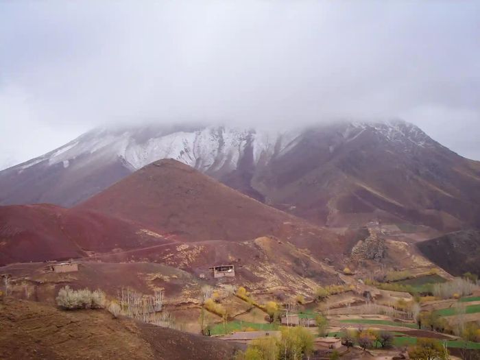  Tỉnh Daikundi vào đầu mùa đông. Trong ảnh của mình, Ali cho thấy Afghanistan là đất nước với những ngọn núi rộng lớn, di sản đa văn hóa cổ xưa và là nơi phụ nữ có thể tự do đi lại. Anh muốn thể hiện điều gì đó khác biệt với những hình ảnh chiến tranh từng đại diện cho đất nước. 