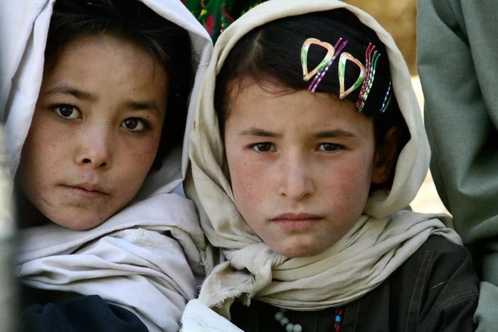  Hai cô gái ở tỉnh Daikundi, Afghanistan qua ống kính của nhiếp ảnh gia Ali. Những bức ảnh đầu tiên của Ali được chụp ở thung lũng Ghorband, tỉnh Parwan, một vùng núi trải dài nối liền khu vực Hazara với Kabul. Nhiều nhân vật của anh chưa từng nhìn thấy máy ảnh kỹ thuật số. Anh thường phải giải thích đó không phải vũ khí. 