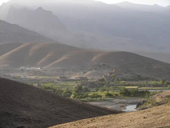  Thung lũng Kissow ở quận Kiti. Một tháng sau chuyến thăm của Ali, thung lũng này rơi vào tay Taliban. Theo anh, thung lũng Kissow được mệnh danh là "thiên đường của người Hazara" vì gần nguồn nước và đất đai màu mỡ. 