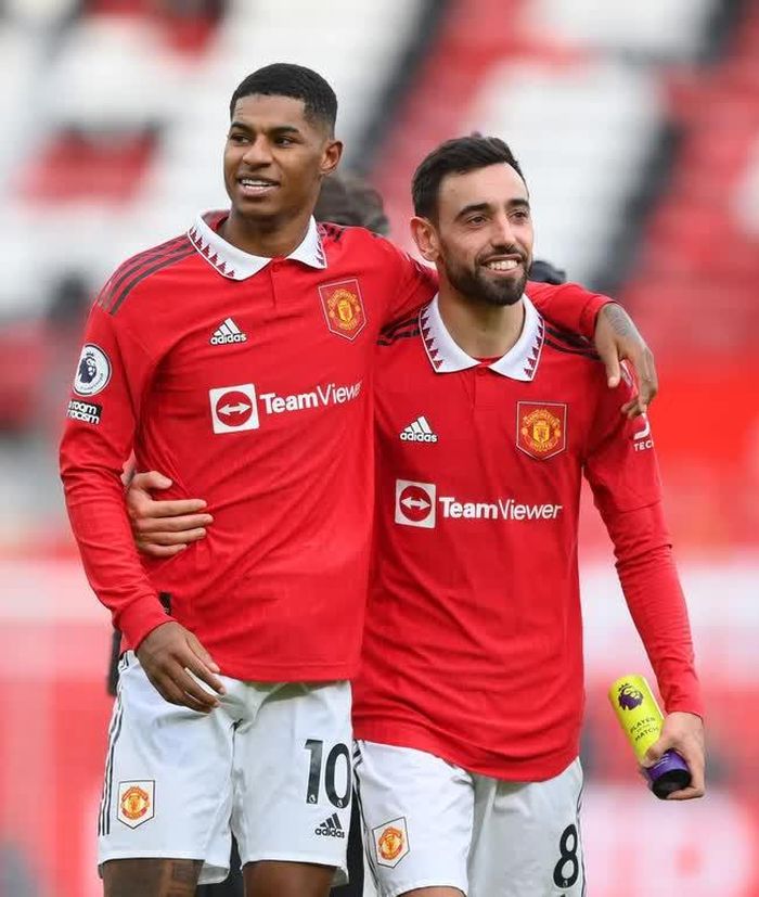 Hai bàn thắng của MU được ghi trong hiệp hai chỉ cách nhau 4 phút, lần lượt do Fernandes (bên phải) và Rashford (bên trái) lập công