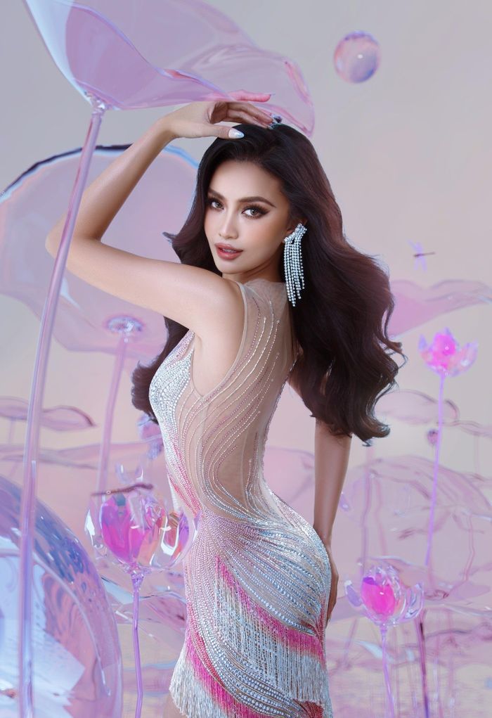 Ngọc Châu lựa chọn đầm dạ hội làm từ chất liệu trong suốt, đính kết sequin lấp lánh của nhà thiết kế Chung Thanh Phong để trình diễn trong đêm chung kết. Trang phục được lấy cảm hứng từ hình ảnh đóa hoa sen
