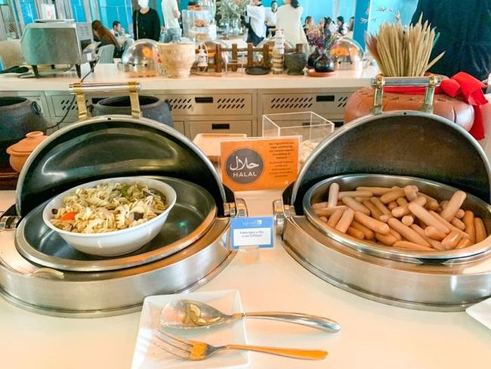 Các cầu thủ có thể lựa chọn ăn mì, xúc xích