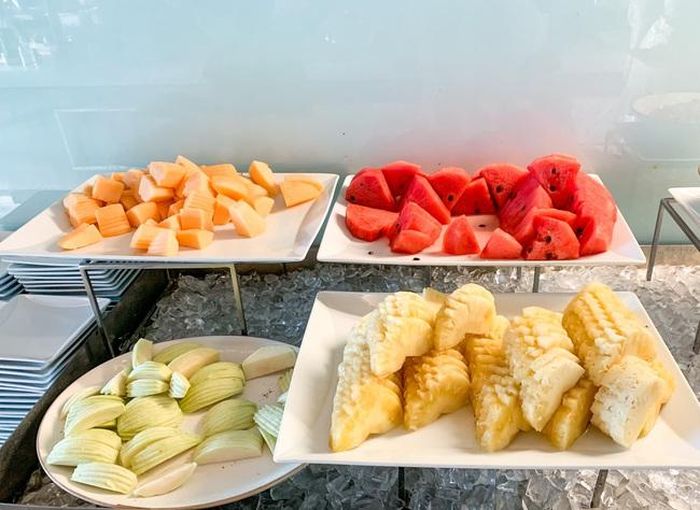 Các loại quả ăn tráng miệng gồm có dứa, dưa hấu, ổi...