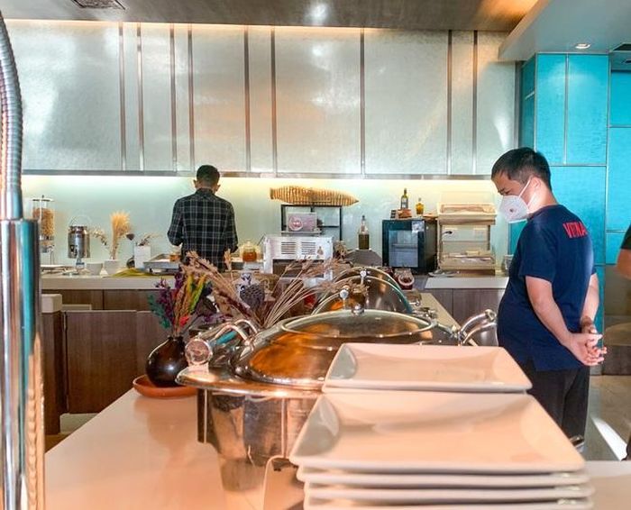 Trước khi các cầu thủ xuống phòng ăn, bác sĩ của đội đi kiểm tra từng món ăn được chuẩn bị
