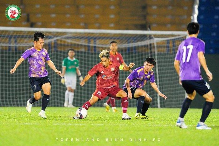 Văn Triền giúp đội bóng đất Võ vô địch giải ngay khi trở về khoác áo đội bóng quê hương. Ảnh: BĐFC
