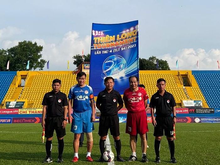 HLV Phan Thanh Hùng (áo xanh) trong trận đấu thiện nguyện chiều 15-1. Ảnh: TLT23