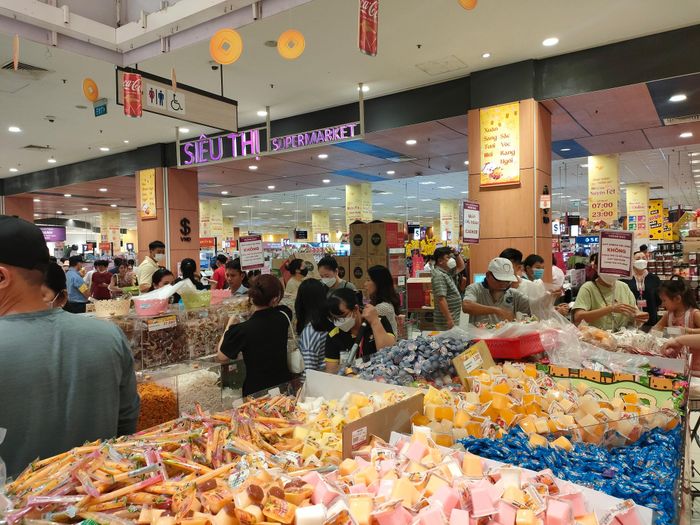 Tại một số siêu thị quầy bánh kẹo, đồ khô, đặc biệt đông đúc.