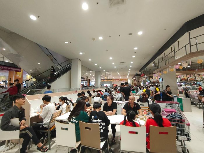 Không chỉ bánh kẹo, mà khu vực trang sức hay chăn - ga cũng là khu vực đông đúc. Nhiều gia đình chọn cách tìm chỗ nghỉ ngơi chờ thưa người rồi mới tiếp tục mua sắm.