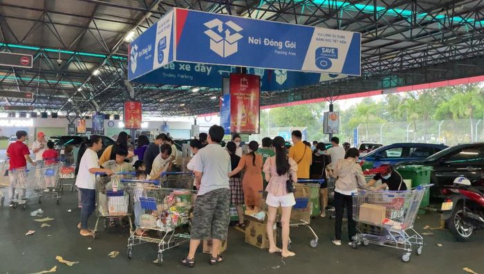 Khu vực gói hàng tại siêu thị Mega Market (An Phú) cũng đông đúc hơn so với ngày thường.