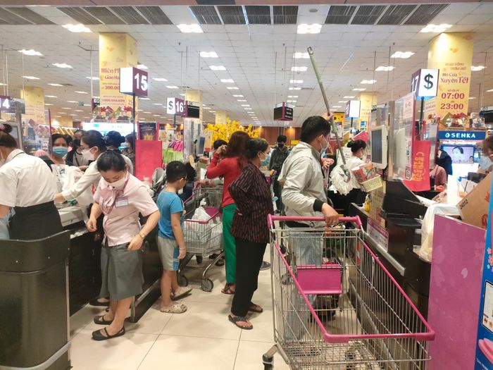 Dòng người xếp hàng mòn mỏi chờ thanh toán tại một số siêu thị lớn vào ngày 24 tháng Chạp.