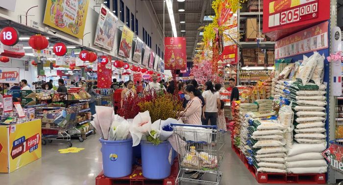 Quầy hoa tại một số siêu thị thưa thớt hơn so với cùng kỳ.