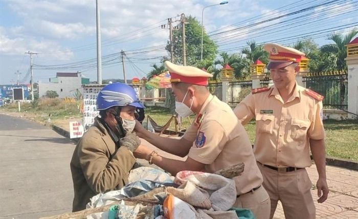 CSGT Công an Đắk Nông đổi mũ bảo hiểm đạt chất lượng cho người dân trên đường về quê ăn Tết