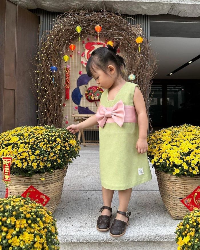 Bé Suchin thích thú khi ra chụp ảnh "sống ảo" do ba mẹ chuẩn bị.