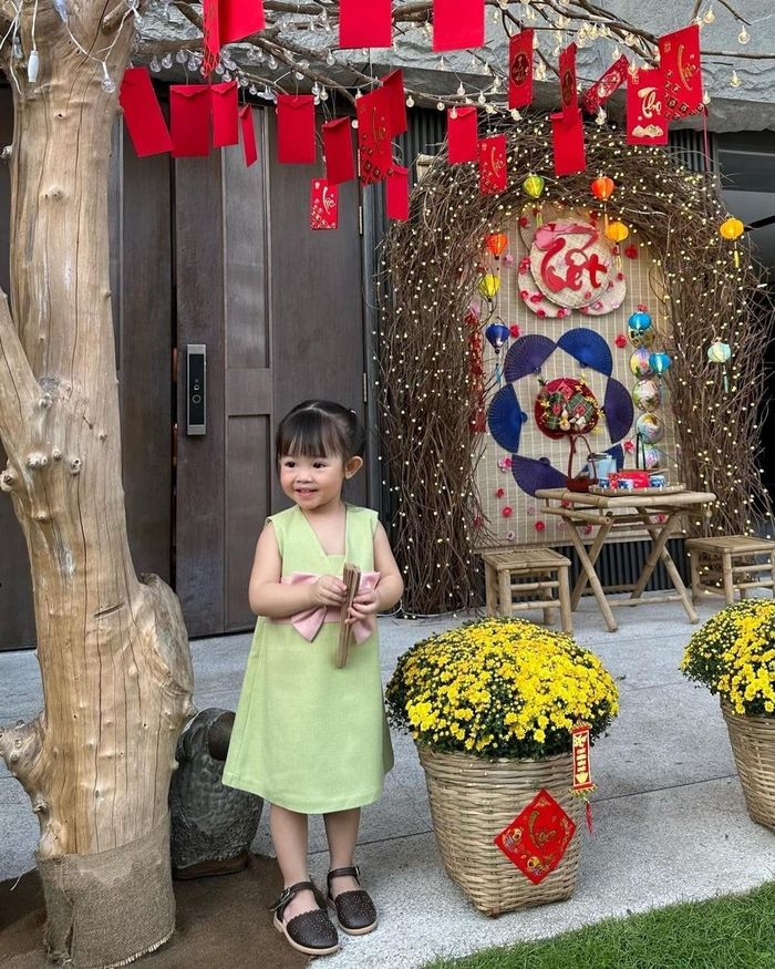 Không gian trước nhà Đàm Thu Trang được trang trí như chợ hoa.